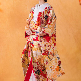 前撮りでは結婚式とは別の衣裳・演出で撮影。京都ロケーションでの前撮りも