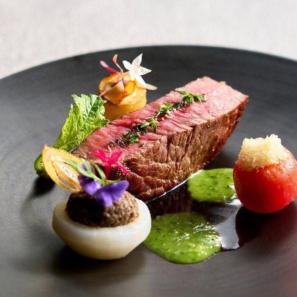 オープンキッチンからサーブされるできたての料理はゲストの五感を楽しませる
