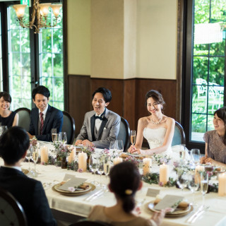 ゲストとの距離感が近く、会場に広がるアットホーム感が魅力のテラス会場はガーデン付き。