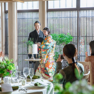 【JUGA(ユーガ)】 木目調のデザインはドラマティックなコーディネートも映える。|京都祝言 SHU:GENの写真(53311684)