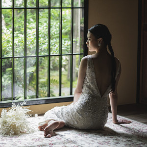 ブライズルームから覗く中庭は、四季折々の景色が新郎新婦の心を和ませる|京都祝言 SHU:GENの写真(53314096)