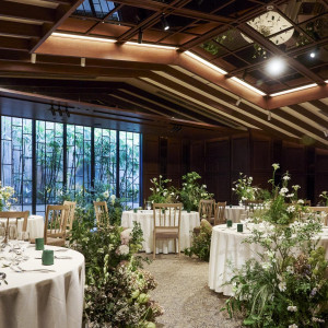 KATARAI/～110名 落ち着いた木のぬくもりと、重厚感を感じる上質な大人のバンケット。|THE HIGASHIYAMA CLUB by HAPPO-ENの写真(56390778)