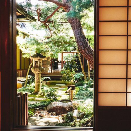 ブライズルームから覗く中庭は、四季折々の景色が新郎新婦の心を和ませる|THE HIGASHIYAMA CLUB by HAPPO-ENの写真(56393119)