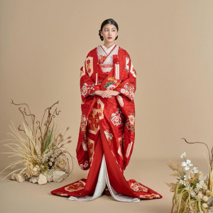 京都の若手職人が手機で織り上げた傑作。吉祥文様のひとつである六角形の亀甲柄に、牡丹や菊、桜など六種の吉祥花を配しています。|PARTY Wedding by ホテルメトロポリタンの写真(56620129)