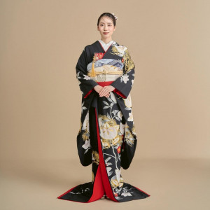 日本で文様化された珍しい柄、橘を着物全体に大胆に描いた黒の引き振袖。黄金の松が雅な輝きを添えてくれます。|PARTY Wedding by ホテルメトロポリタンの写真(56620123)