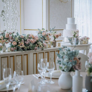 淡いピンクとグリーンが白を基調とした会場にピッタリ|PARTY Wedding by ホテルメトロポリタンの写真(53908031)