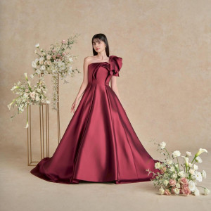 肌を美しく魅せてくれるバーガンディーカラーのドレス|PARTY Wedding by ホテルメトロポリタンの写真(56620125)