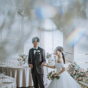 シャンデリア煌めく会場での印象的なショット|PARTY Wedding by ホテルメトロポリタンの写真(54289240)