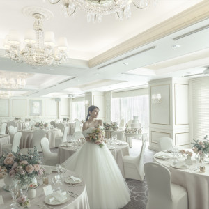 陽光が包み込む あたたかな雰囲気の披露宴会場【光】|PARTY Wedding by ホテルメトロポリタンの写真(53907688)