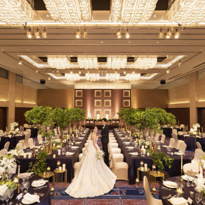 天井高約6m、総クリスタルのシャンデリアが輝くホテルらしい披露宴会場【富士】|PARTY Wedding by ホテルメトロポリタンの写真(53907687)