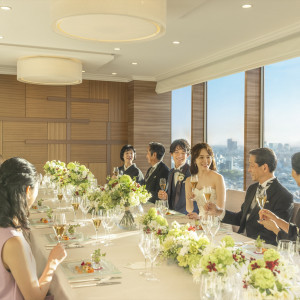 ロケーション抜群の会場で家族と美食を楽しむ少人数の結婚式を
