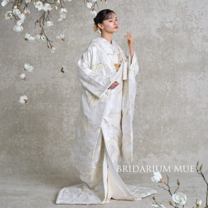 ふんわりとした起毛のシルクモール糸や銀糸、金糸で松竹梅や桜、菊などと鶴を織り込んだ白無垢。よろけ織という特殊技術を駆使した目を引く一着です。|PARTY Wedding by ホテルメトロポリタンの写真(53908814)