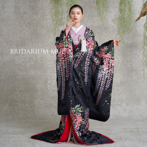 高貴な花とされる藤の花の精が舞い踊るように風になびく様子を織りで表現。祝福を表す切箔文様をあしらい、華やかに仕上げました。|PARTY Wedding by ホテルメトロポリタンの写真(53908803)
