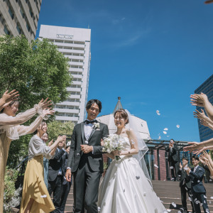 チャペルの扉を開けると目の前に広がる、ウエディングのために創られたガーデン|PARTY Wedding by ホテルメトロポリタンの写真(53907776)