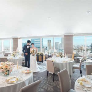 最上階、大きな窓から地上100mの絶景が広がる会場【ポラリス】|PARTY Wedding by ホテルメトロポリタンの写真(53907690)