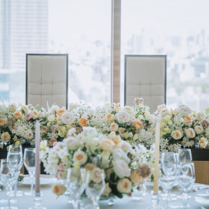 柔らかな色合いがメイン席のおふたりをより美しく見せるコーディネート|PARTY Wedding by ホテルメトロポリタンの写真(53908033)