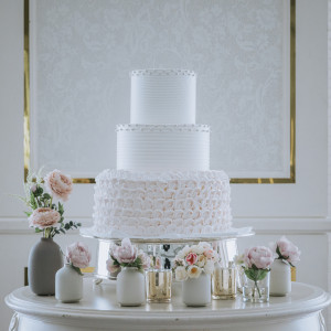 ウエディングケーキを引き立たせる小花のコーディネート|PARTY Wedding by ホテルメトロポリタンの写真(53908035)
