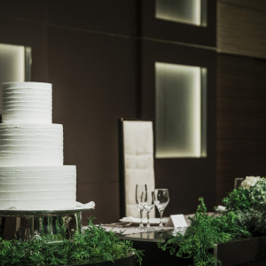 真っ白なウエディングケーキを際立たせるグリーンを基調としたコーディネート|PARTY Wedding by ホテルメトロポリタンの写真(53908037)