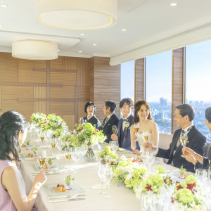 最上階のパノラマが広がる会場で家族と美食を楽しむ少人数結婚式