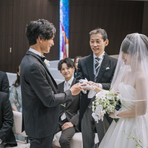 父から新郎へ、娘を託す。バトンタッチをする手に想いが込められている|PARTY Wedding by ホテルメトロポリタンの写真(53907643)