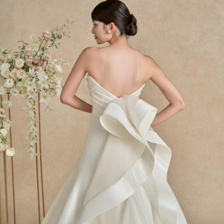 タッキングを重ねたトップスからウエスト、ヒップにかけたシルエットが美しいドレス。