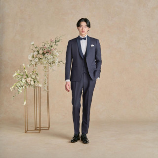 結婚式というフォーマルな場に相応しい品格を備えつつオーダースーツさながらの細かなこだわりを表現したブラックタキシード。
