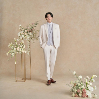 上質なウール素材を用いた、柔らかな着心地のホワイトタキシード。リバーシブルベストとタイの組み合わせで印象を変え、シーンに合わせて多彩な表情を楽しめる一着です。