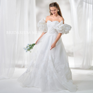 チューリップの柄が織られたジャガードをたっぷりと使用したドレス。洗練された雰囲気が魅力