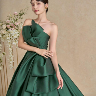 イタリア製ミカドの上品な光沢が際立つ、深みのあるグリーンのドレス。