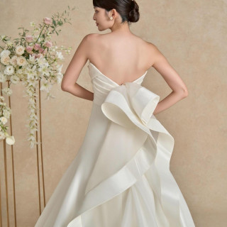 異素材を組み合わせたフリルリボンが優美に動き、存在感を放ちます。