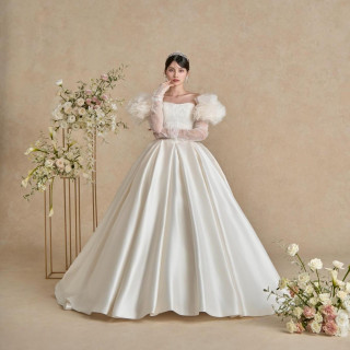 上質なミカドが描く柔らかなスカートの広がりに繊細で立体的なレースのトップスが美しく映える一着。