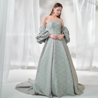 ニュアンスの違うグリーンを織り込んだジャガード生地は木漏れ日のような美しさを放って。