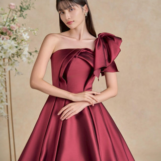 ワンショルダーが印象的で肌を美しく魅せてくれるバーガンディーカラーのドレス