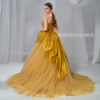 光沢のあるミカドで仕立てたトップは女性らしい曲線を描き一段とゴージャスな装いに。