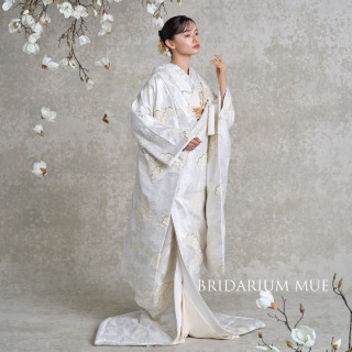 ふんわりとした起毛のシルクモール糸や銀糸、金糸で松竹梅や桜、菊などと鶴を織り込んだ白無垢