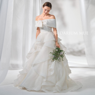 国産のサテンオーガンジーとソフトチュールを重ねたフリルで 躍動感溢れるドレス