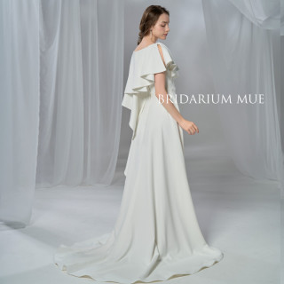 しっとりとした落ち感を活かしたエレガントなシルエットが印象的なドレス