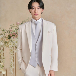 上質なウール素材を用いた、柔らかな着心地のホワイトタキシード。