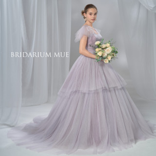 シンプルなトップから広がるスカートはプリーツ加工が陰影を作り出しニュアンスカラーに奥行きを