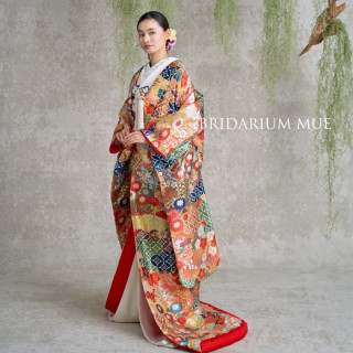 ヴィンテージ衣裳のひとつで一つひとつの柄が浮き立つよう唐織という技法で織られた生地