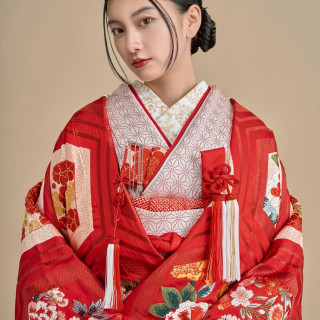 吉祥文様のひとつである六角形の亀甲柄に、牡丹や菊、桜など六種の吉祥花を配しています。