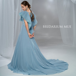 優しい色合いとしなやかなシフォンが織りなす大人の可愛らしさ漂う一着