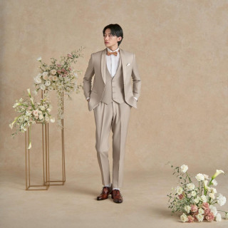 美しいサンドベージュのオリジナルタキシードは
フランスのドーメル社のサステナブルコレクションの生地をセレクト。光沢感のあるショールカラーで上品な華やかさを添えて。