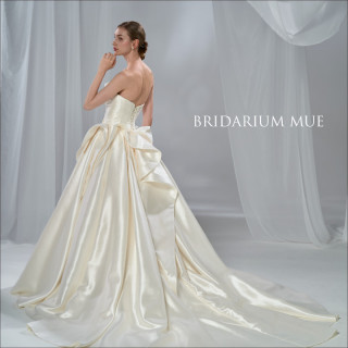 アシンメトリーなトップスからドレープやタックを巧みに使い エレガントで上品なスカートライン