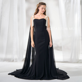 バイカラーのリボンストラップや2色のマントトレーンで自分らしくカスタマイズが可能な一着