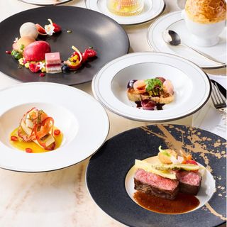 2名3万円相当の婚礼コース料理からオマール海老や国産牛食べ比べを含む7種5品コースの無料試食