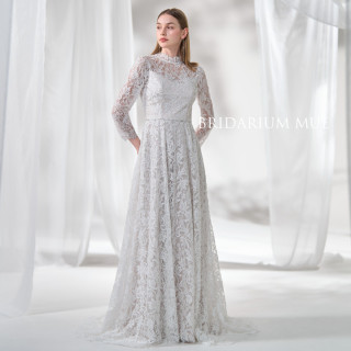 流れるような蔓のラインが、オリエンタルな魅力を放ち華やかな曲線美に包まれた花嫁姿に。