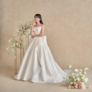 ドレープやタックをアシンメトリーなトップスからスカートまで巧みに使い、エレガントで上品なラインに。