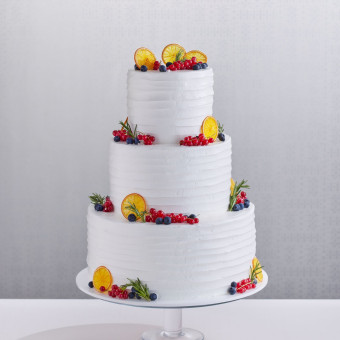 真っ白なケーキを鮮やかなフルーツで飾った3段ケーキ