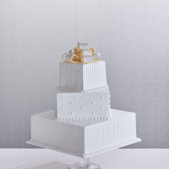 スクエア型の3段ケーキにリボン細工をのせて